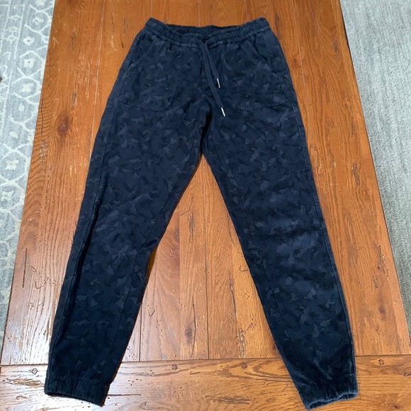Athleta Printed Farallon Jogger Pants Women’s Blue Black Camo Drawstring Size 6T - Picture 2 of 12